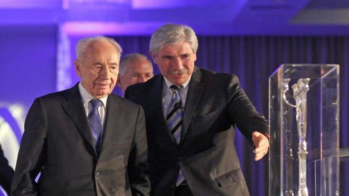Shimon Peres, ex presidente y ex primer ministro de Israel, es conducido al escenario por Jacob Solomon, presidente ejecutivo de la Federación Judía del Gran Miami. Peres recibió una menorá de plata y fue homenajeado durante el Evento Principal de la Federación, el lunes 16 de febrero de 2015, en el Hilton Miami Downtown.
