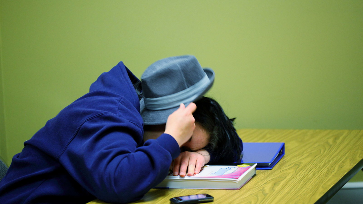 Students who take a class that doesn’t match up with their biological clock are more likely to get a lower grade, according to a study of college students from researchers at the University of California, Berkeley, and Northeastern Illinois University. It was published in the journal Scientific Reports.