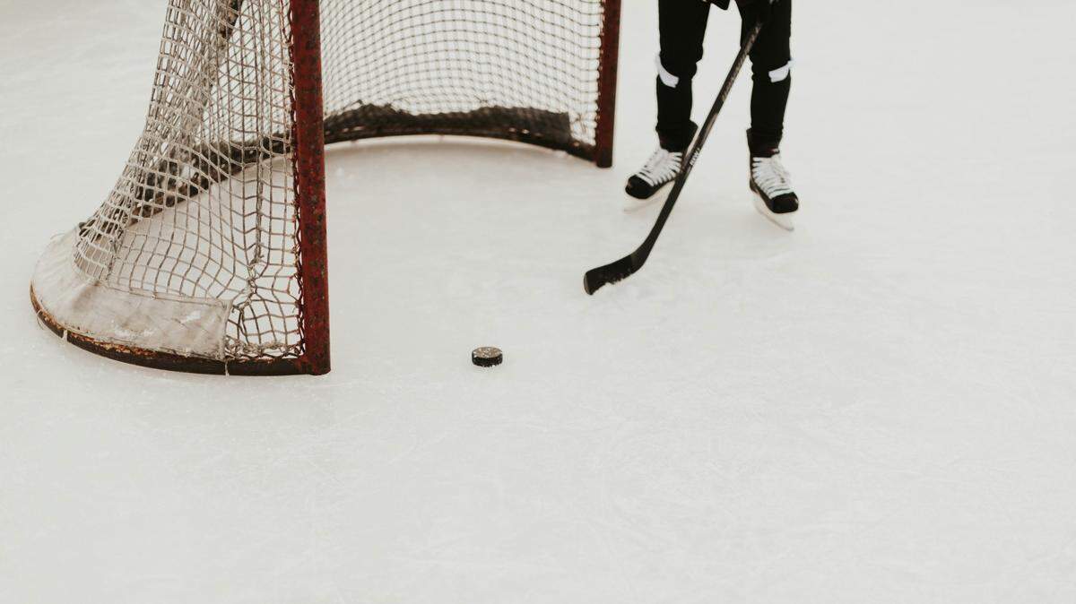 A hockey goaltender collapsed and later died after he was hit by a puck at a Florida ice rink, police said.