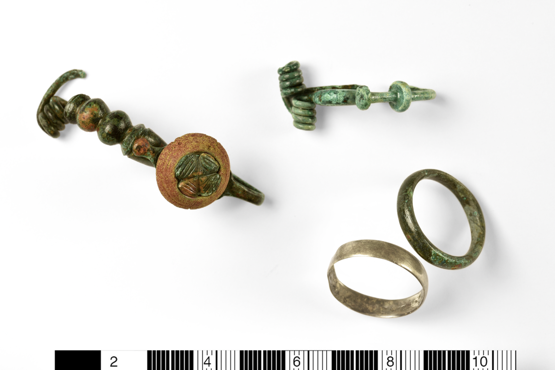 Restored finds from several of the burials