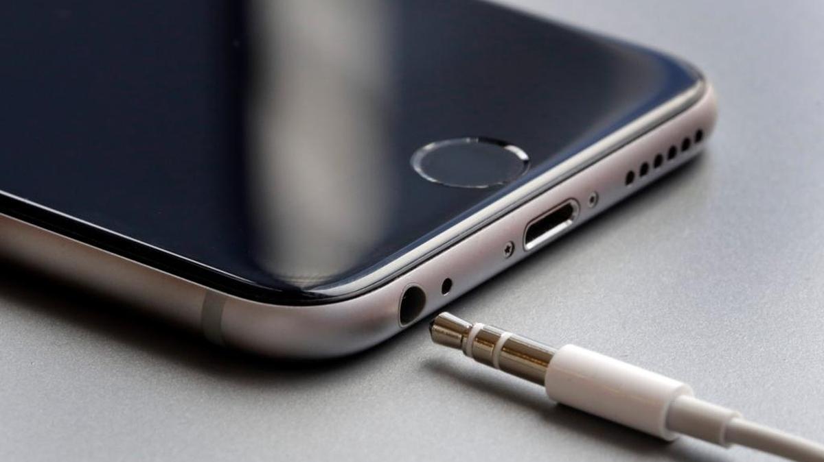 A Canadian family says an iPhone 6 sparked a fire that destroyed their farmhouse in 2016.