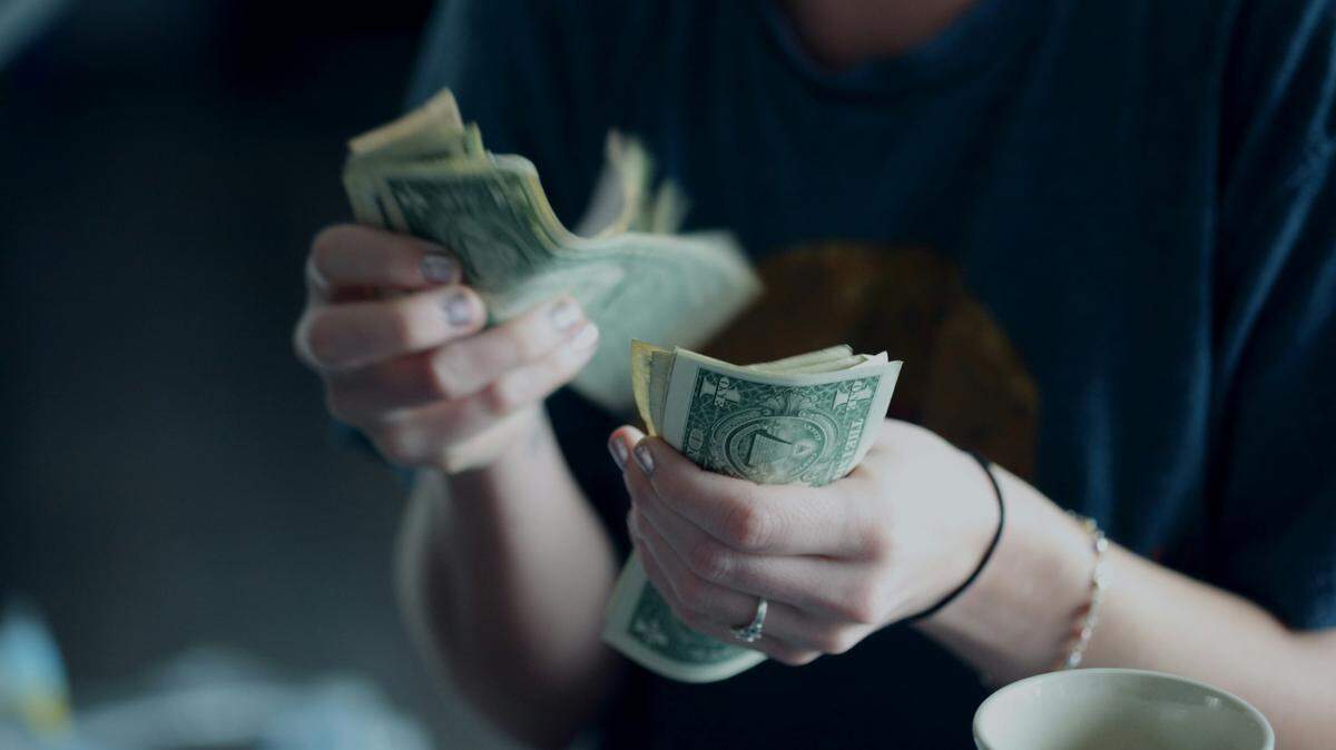 American adults making under $80,000 per year cannot afford to live comfortably in any U.S. state, according to a new report.