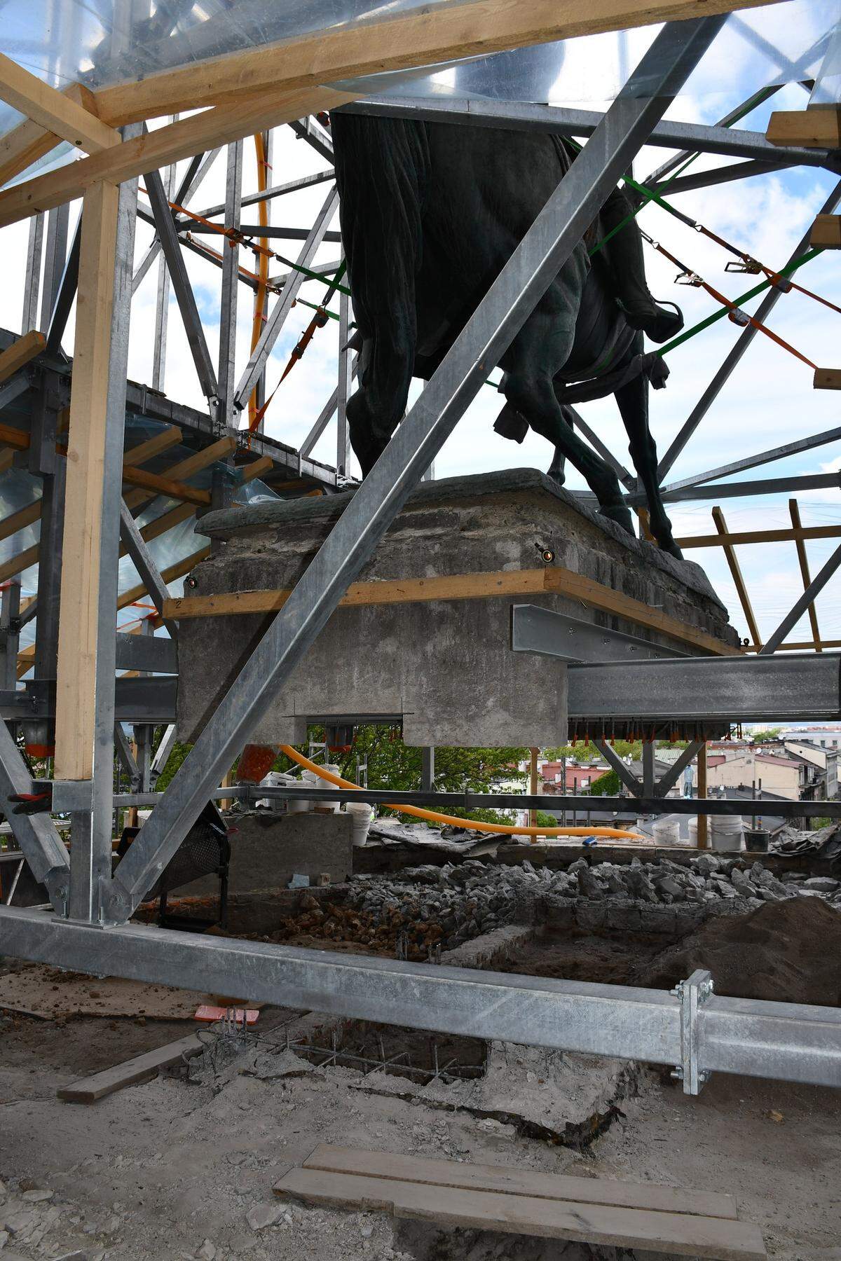 The monument where the ring was found