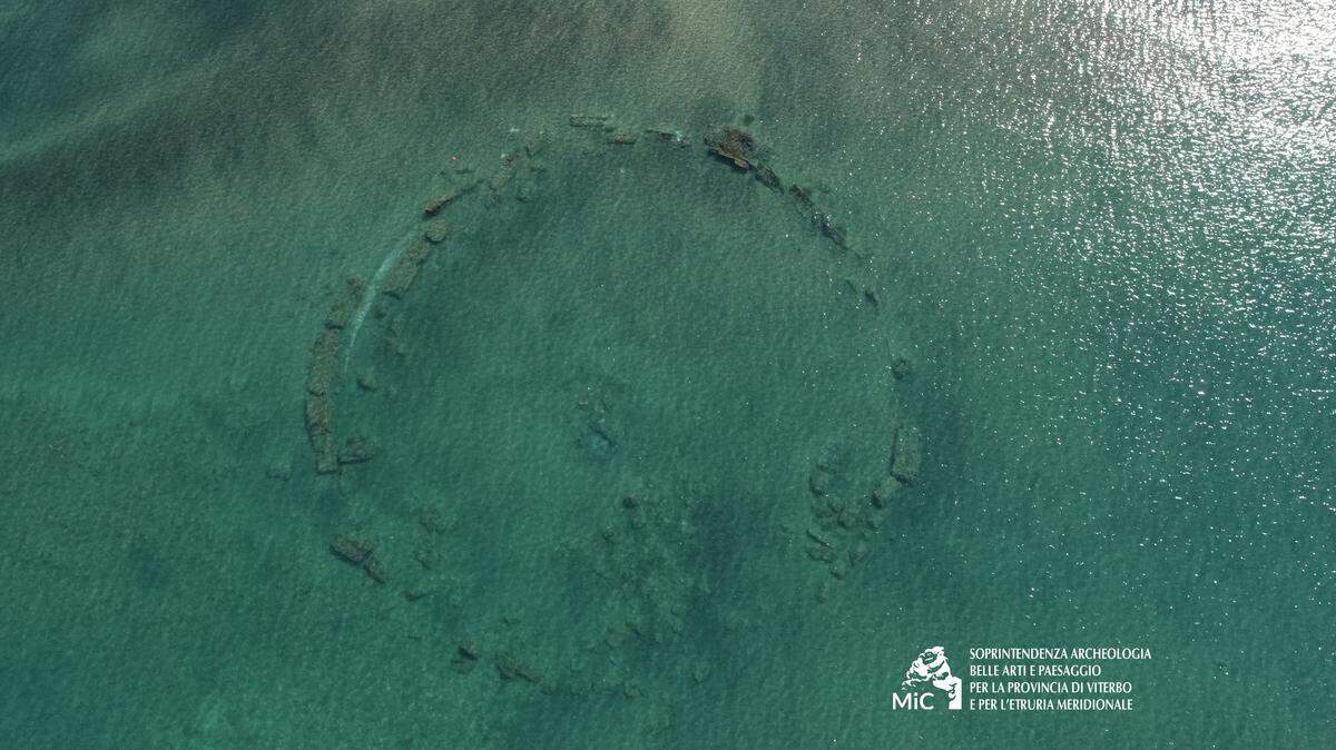 Divers recently photographed and researched the underwater remains of an ancient Roman villa, photos show.