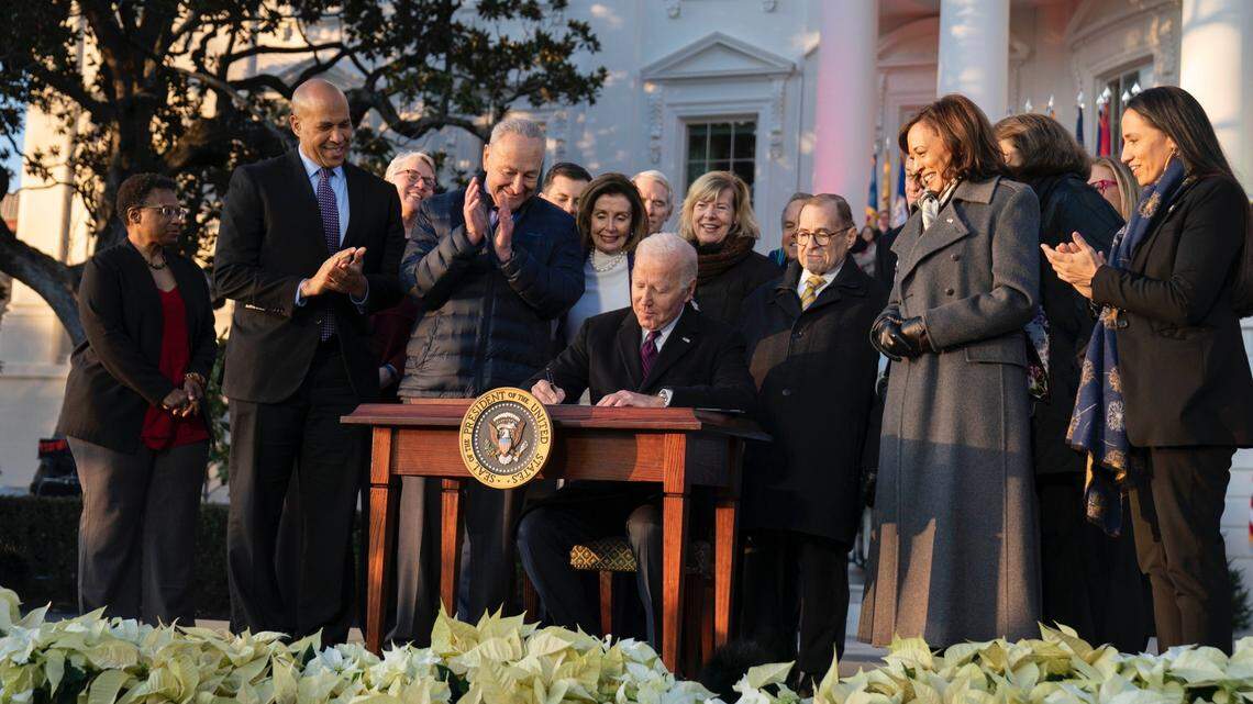 A new AtlasIntel poll flashes warning signs for Democrats as most Americans see them as out of touch and unable to meaningfully oppose President Donald Trump.