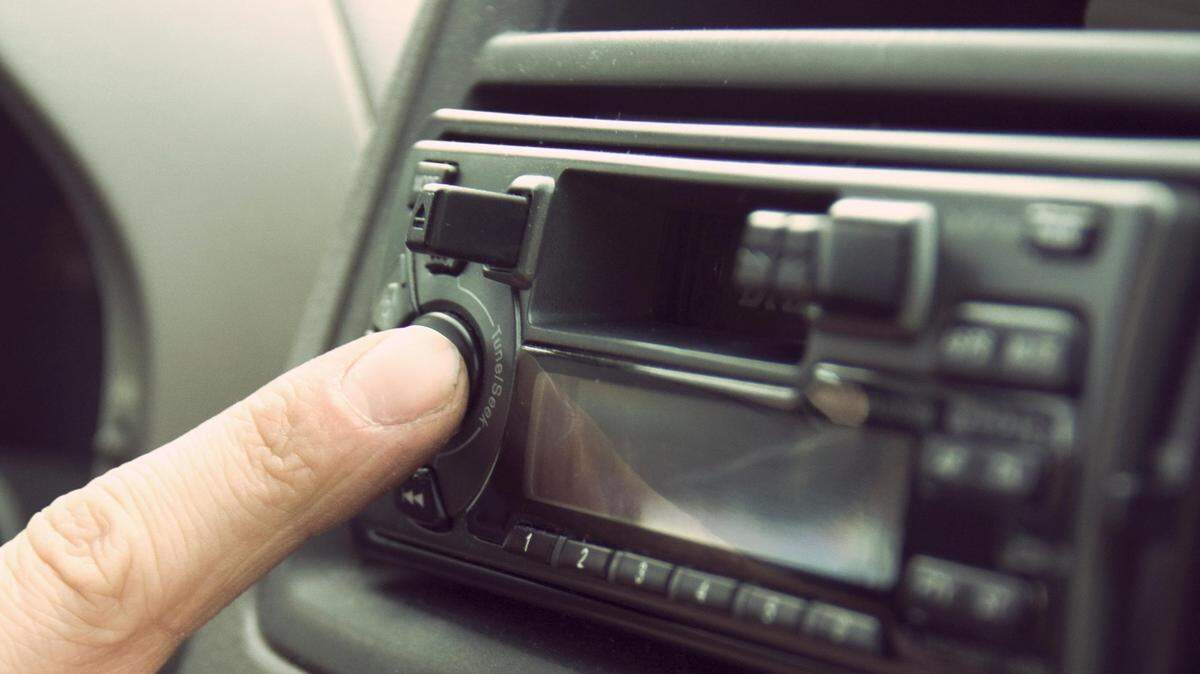 How loud can you play your car radio in Georgia before it’s illegal?