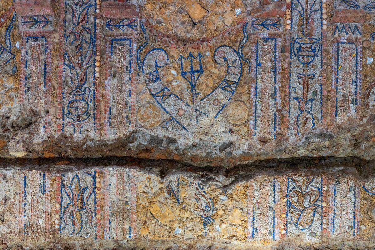 It depicts trumpets, tridents, ships and vegetation, among other things.