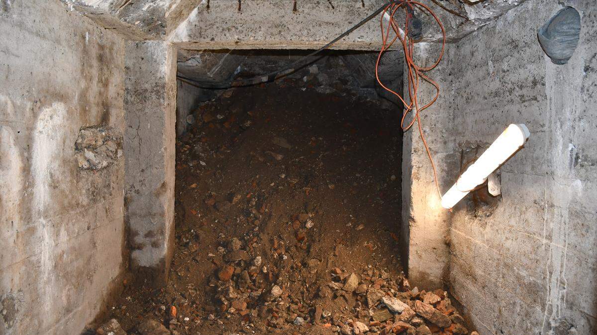 A gold ring dating back hundreds of years was discovered in the rubble of a monument in Poland, museum officials said.