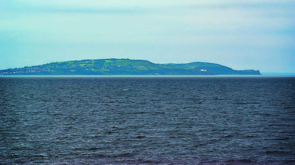 A pair of “famous” orcas, the last surviving members of their community, were recently spotted off the coast of Ireland.