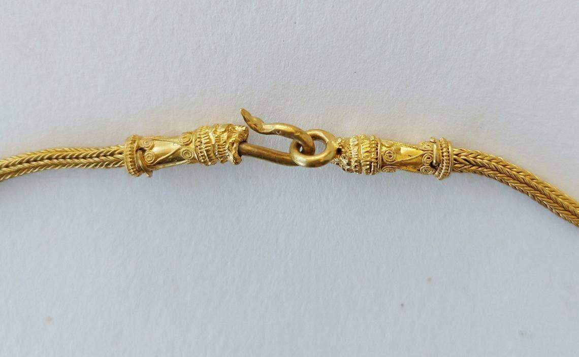 Gold necklace decorated with lions