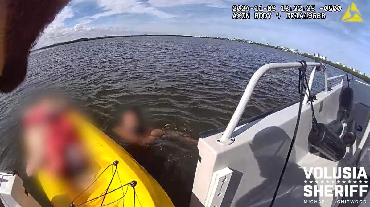 A two-part team acted quickly to save a kayaker who passed out and fell into Florida’s Intracoastal Waterway, video shows.