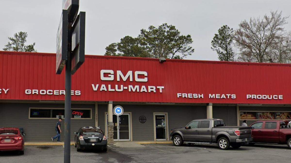 A woman reportedly used fake refunds to steal more than $200,000 from a grocery store in Rome, Georgia, deputies say.