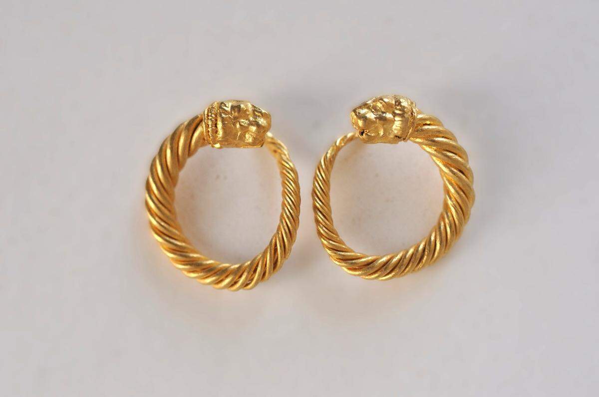 Gold earrings decorated with lion heads