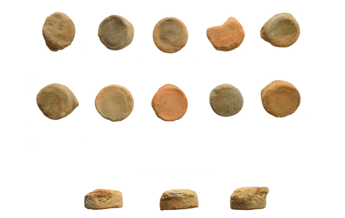 The ceramic tokens found alongside the board fragments