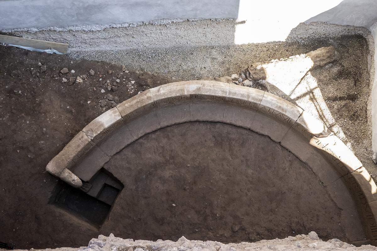 The tomb belonged to a man who had a successful military career before retiring in Pompeii, officials said.