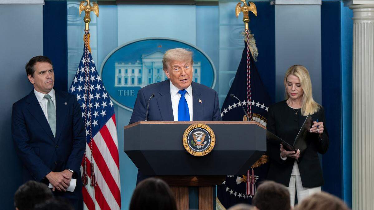 Public confidence that Jeffrey Epstein’s associates will be investigated has now decreased, according to new polling.
