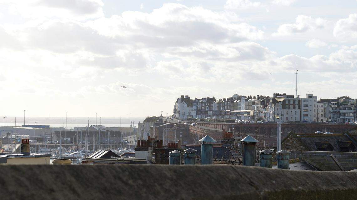 A tiny American bird was recently made an “extremely rare” appearance in England, delighting birdwatchers.