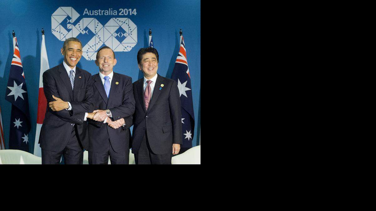 
U.S. President Barack Obama, left, Australian Prime Minister Tony Abbott, center, and Japanese Prime Minister Shinzo Abe, right, shake hands at the start of their meeting at the G20 Summit in Brisbane, Australia, Nov. 16, 2014.


