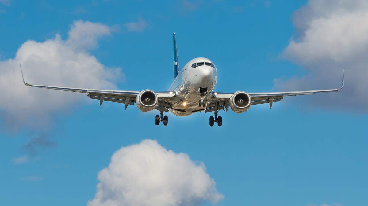 Experts offer ways to help manage stress when your flight gets delayed while traveling.