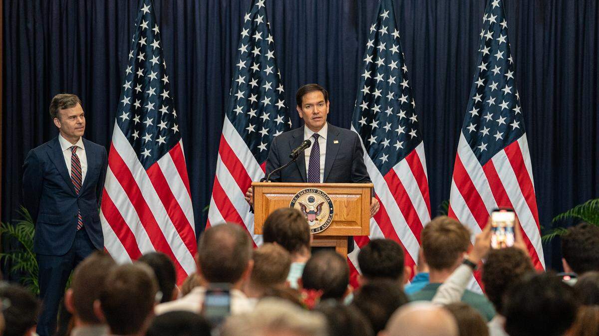 ¿Puede el gobierno deportar a ciudadanos estadounidenses? Expertos en leyes de inmigración opinan después que el Secretario de Estado Marco Rubio anunció una oferta del presidente de El Salvador para aceptar a delincuentes estadounidenses deportados.