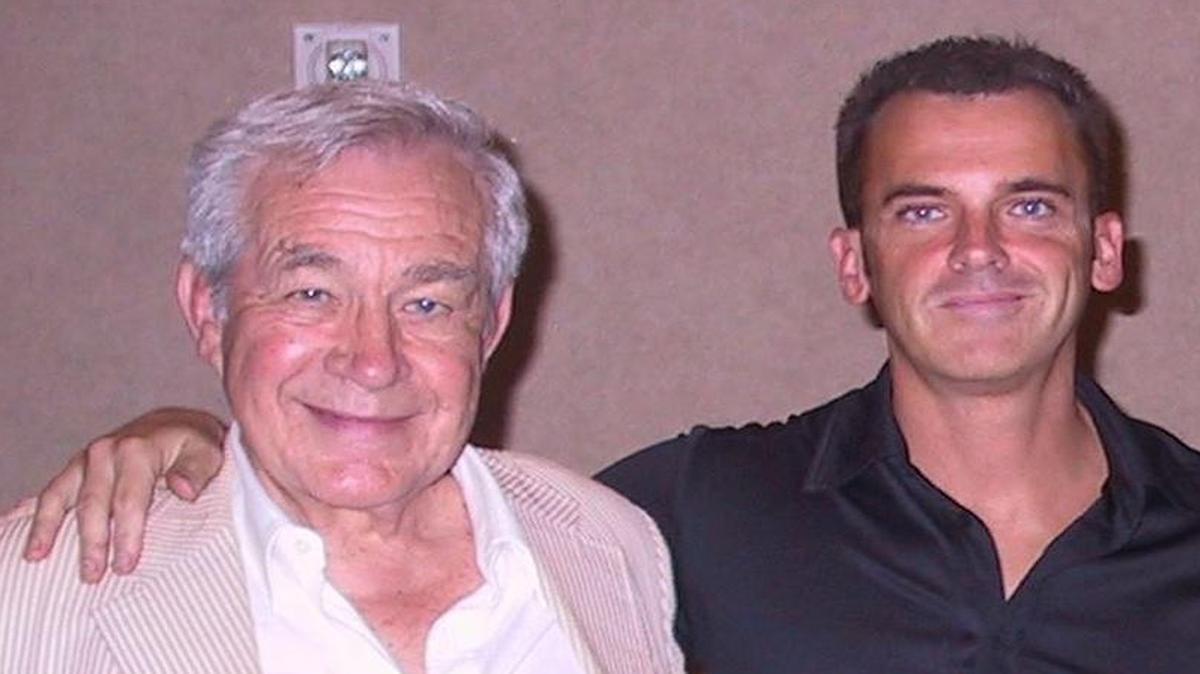 
Jack Larson, who played Jimmy Olsen in the 1950s TV show ‘Adventures of Superman,’ and Hollywood historian William Mann, right, at the National Lesbian & Gay Journalists Association conference in 2003.
