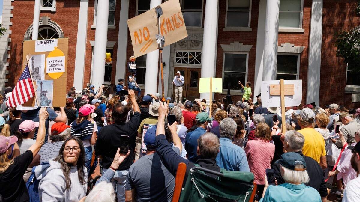 Una pluralidad de estadounidenses, el 49%, aprueba las protestas “Sin Reyes” que tuvieron lugar en todo el país el día del cumpleaños del presidente Donald Trump, según una nueva encuesta.