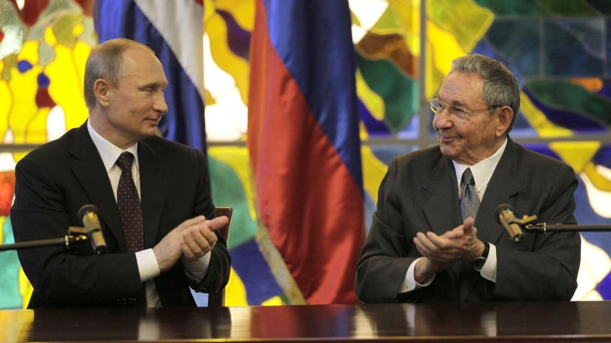 Russia's President Vladimir Putin, left, and Cuba's President Raul Castro applaud at Revolution Palace in Havana, Cuba, on July 11, 2014. A Russian deputy defense minister has said the Kremlin wants to reopen bases in Cuba.