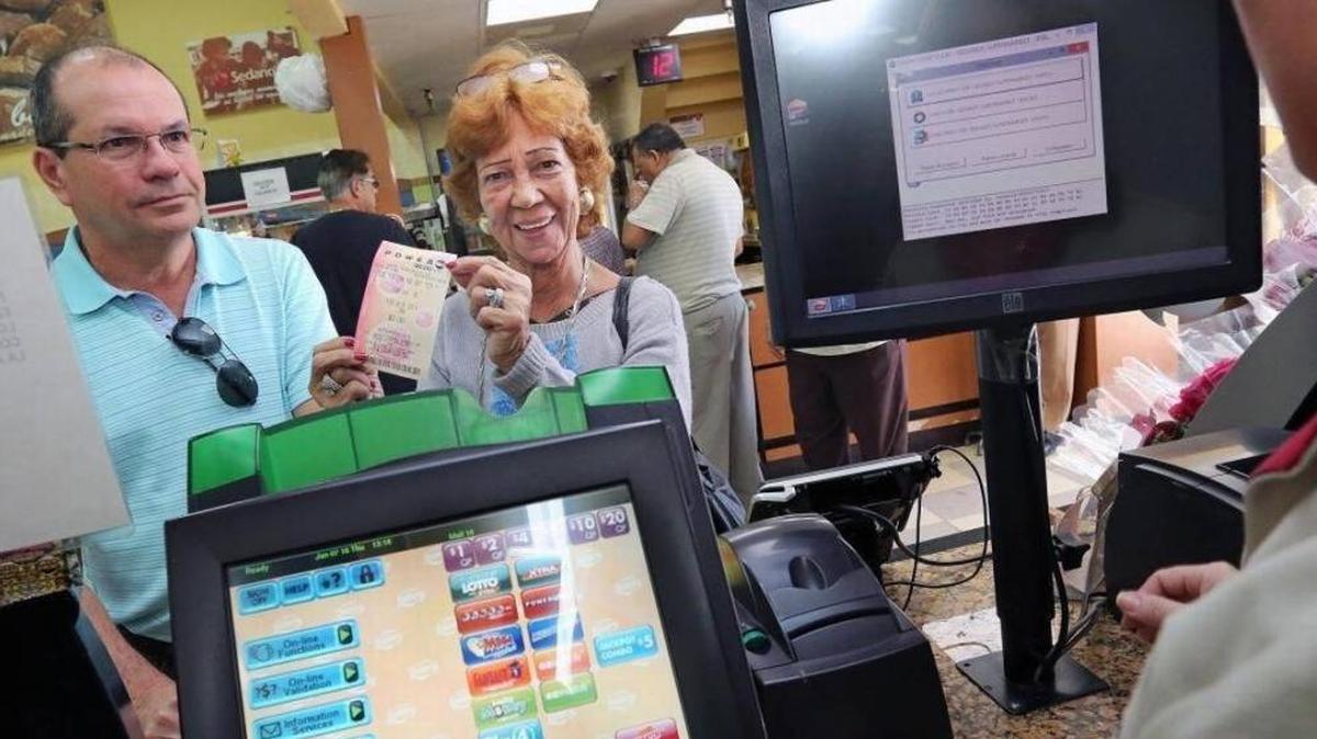 Vilma Gutierrez and Luis Rodriguez buy Powerball tickets at Sedano's Supermarket on Coral Way and Southwest 122nd Avenue. The Powerball jackpot was $550 million as of Thursday, Jan. 4, 2018.