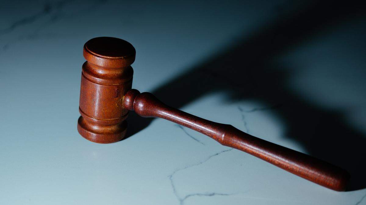 A former deputy threatened to kill court officers and burn down a Massachusetts courthouse, federal officials said.