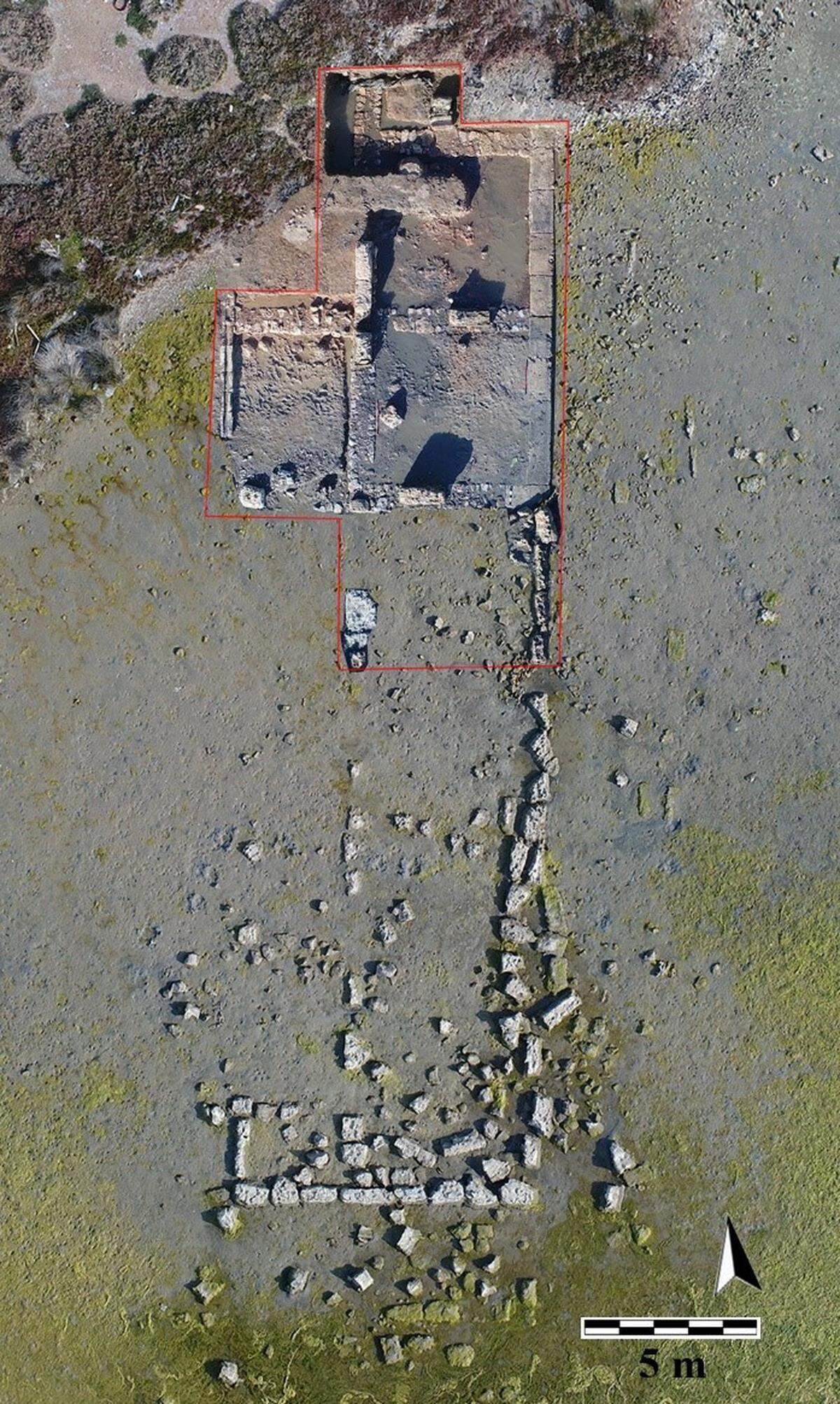 An aerial view of the ruined structure, which measured about 100 feet in length.