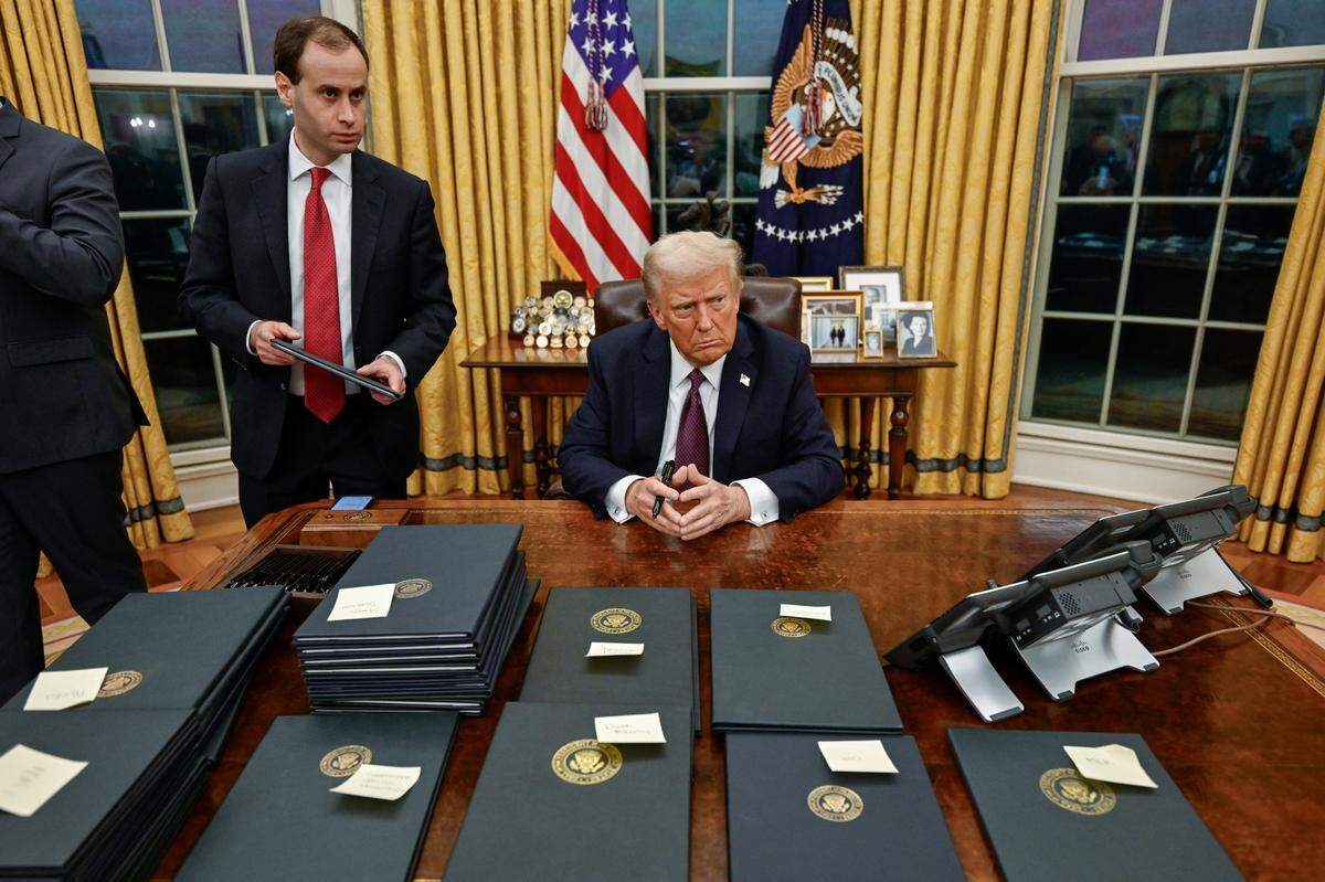 El presidente Donald Trump firma órdenes ejecutivas en la Casa Blanca.