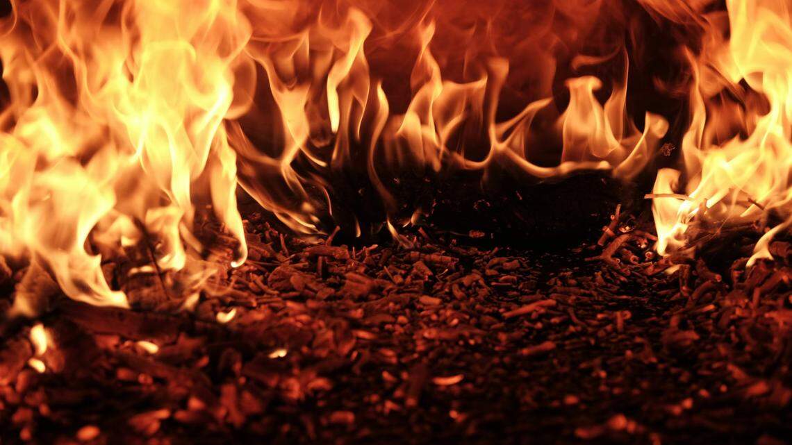 A 26-year-old mom accused of starting a fatal fire in Orlando is charged with murder and attempted murder, Orange County records show.