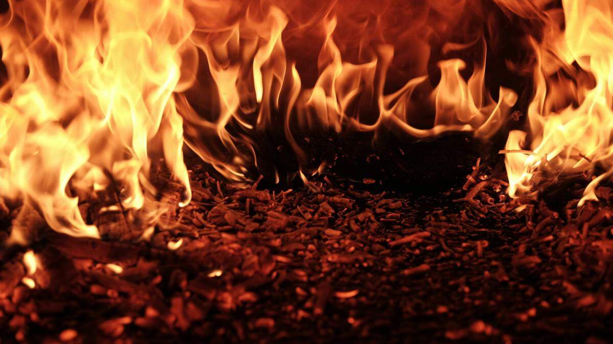 A 26-year-old mom accused of starting a fatal fire in Orlando is charged with murder and attempted murder, Orange County records show.