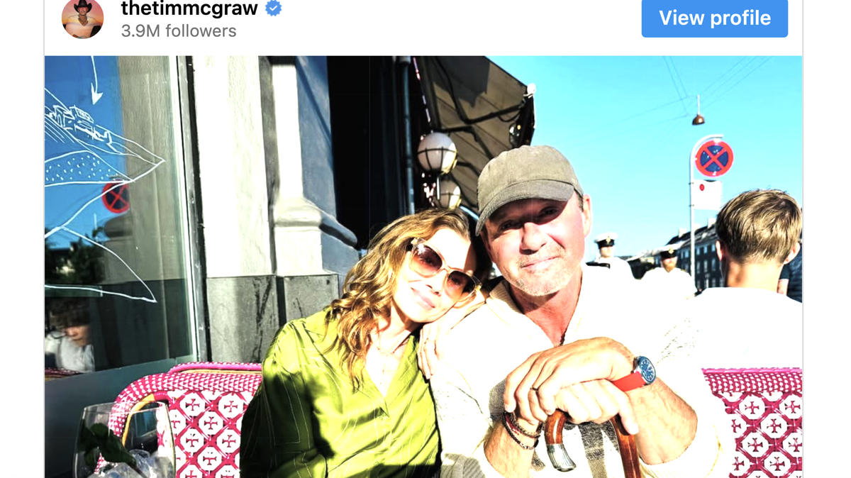 Tim McGraw shares photo of himself with his wife and a cane.