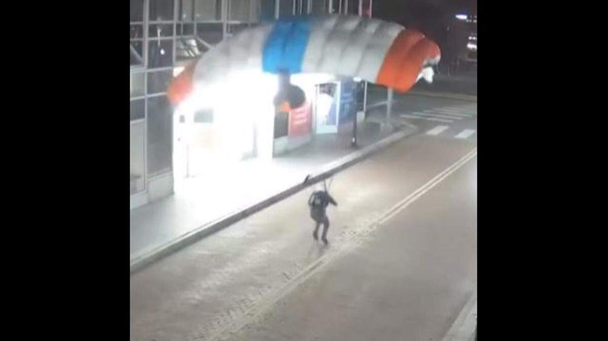 Two parachutists jumped off a 40-floor building in Pennsylvania, authorities say.
