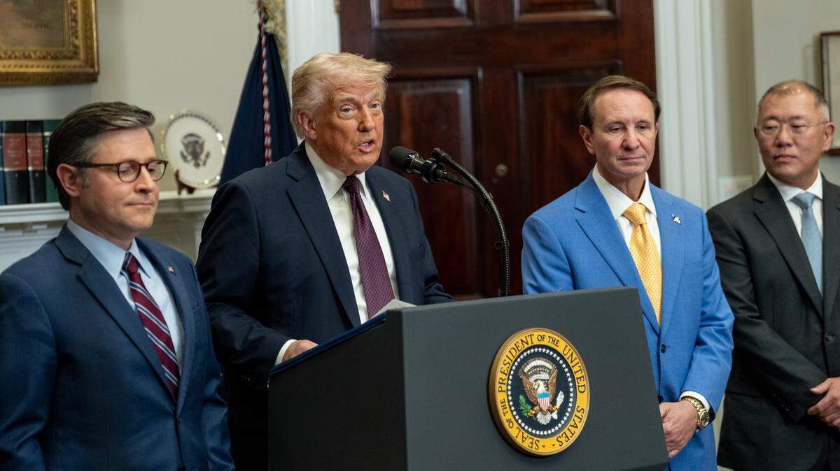 For the first time in President Donald Trump’s second term, more voters disapprove of his handling of the economy than approve of it, according to a new Morning Consult poll.