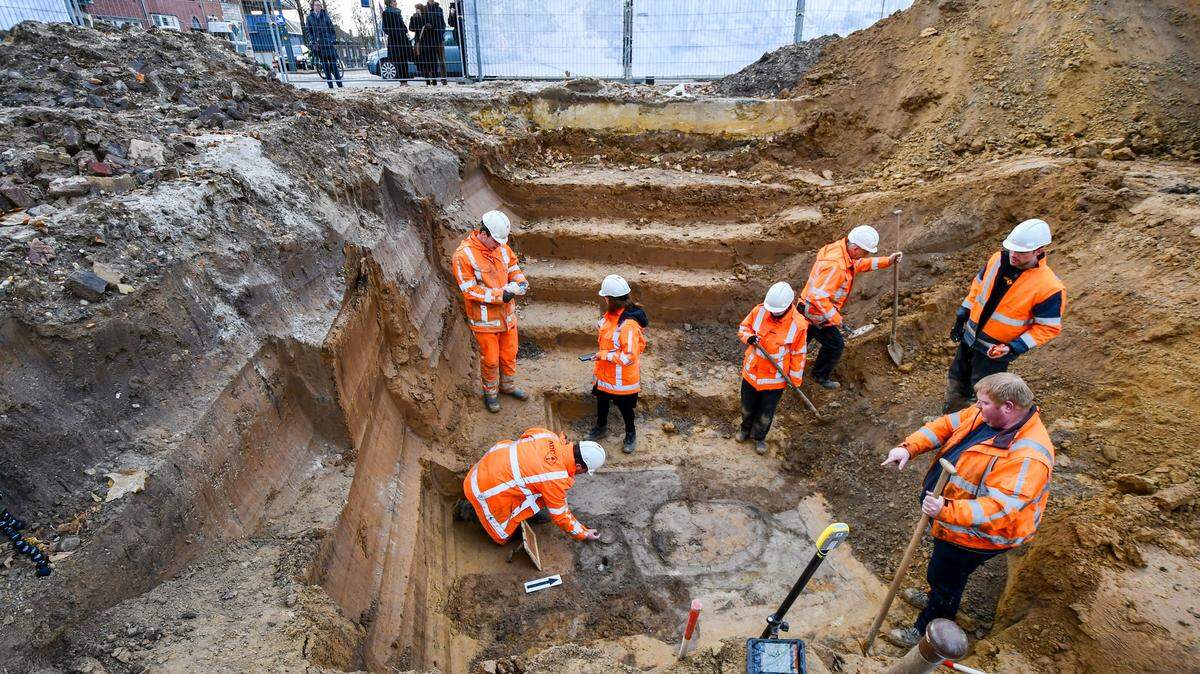 Archaeologists unearthed the oldest ancient Roman ruins in Heerlen: a soldier’s grave with a personalized bowl and other artifacts.