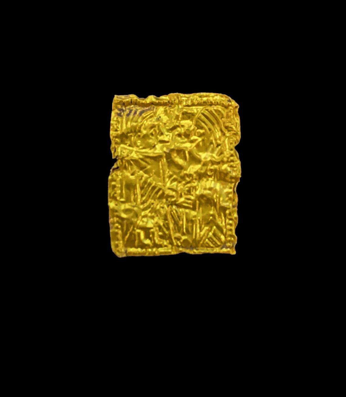 A close-up photo shows the 1,200-year-old gold foil found in Hovland in 2025.