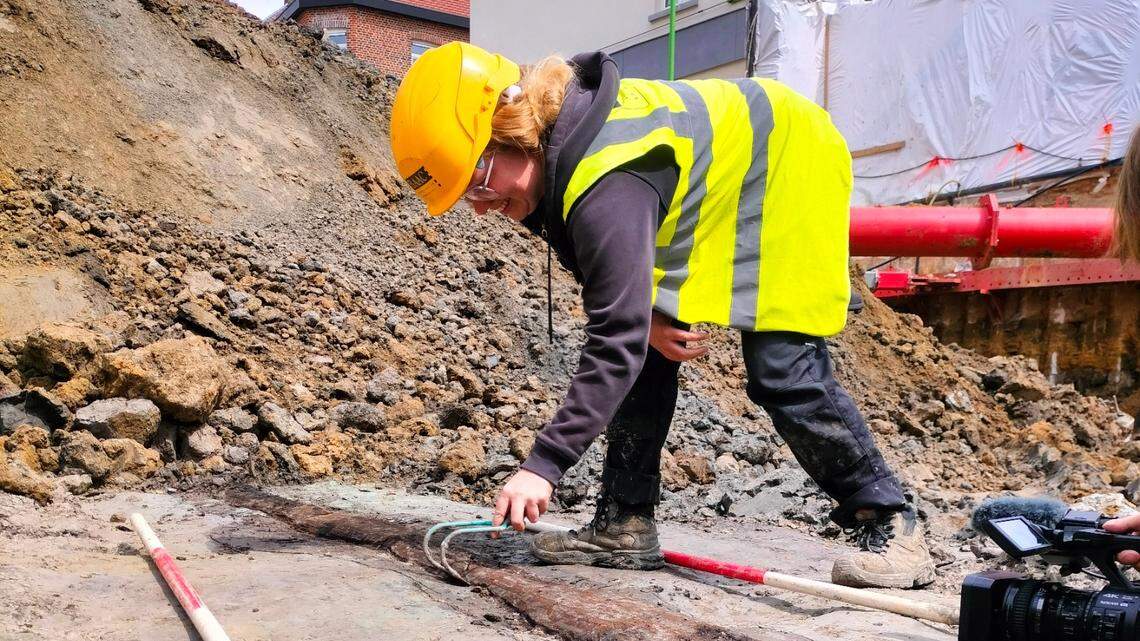 During a “routine excavation” in Belgium, archaeologists found a 1,700-year-old wooden water pipe. Photos show the “rare” ancient Roman artifact.
