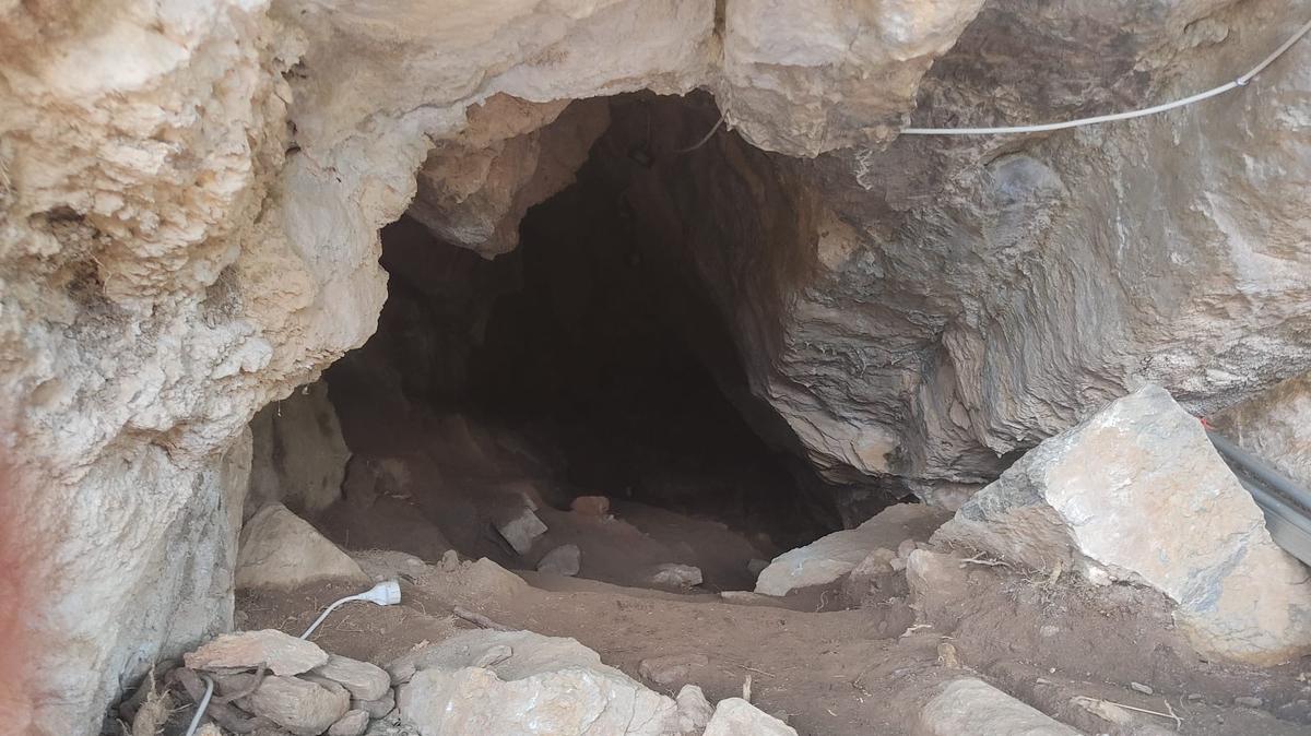 Archaeologists uncovered ancient Roman pottery and 3.500-year-old bones, mainly from children, at the Cave of the Dead Man in Spain.