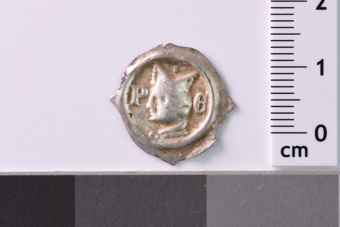 A close-up photo shows one of the medieval coins found in Glottertal.