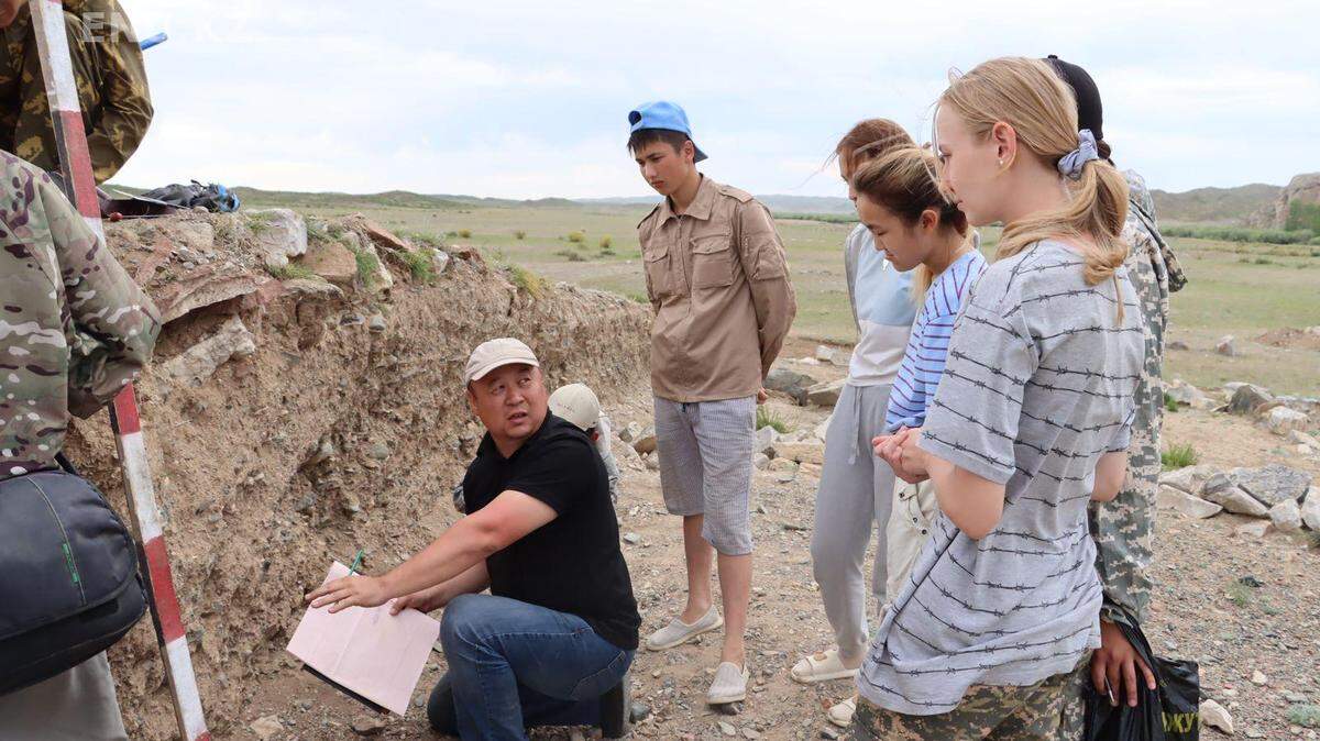 Archaeologists near Toktamys unearthed a 4,000-year-old pyramid with 6 sides and links to a horse cult, photos show.