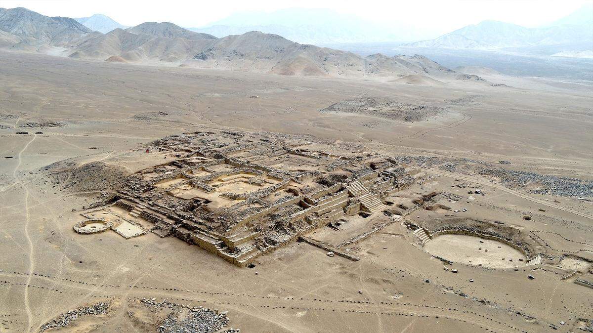 Archaeologists excavating some 4,000-year-old ruins in Peru found a circular altar used for ceremonial burns, officials said and photos show.