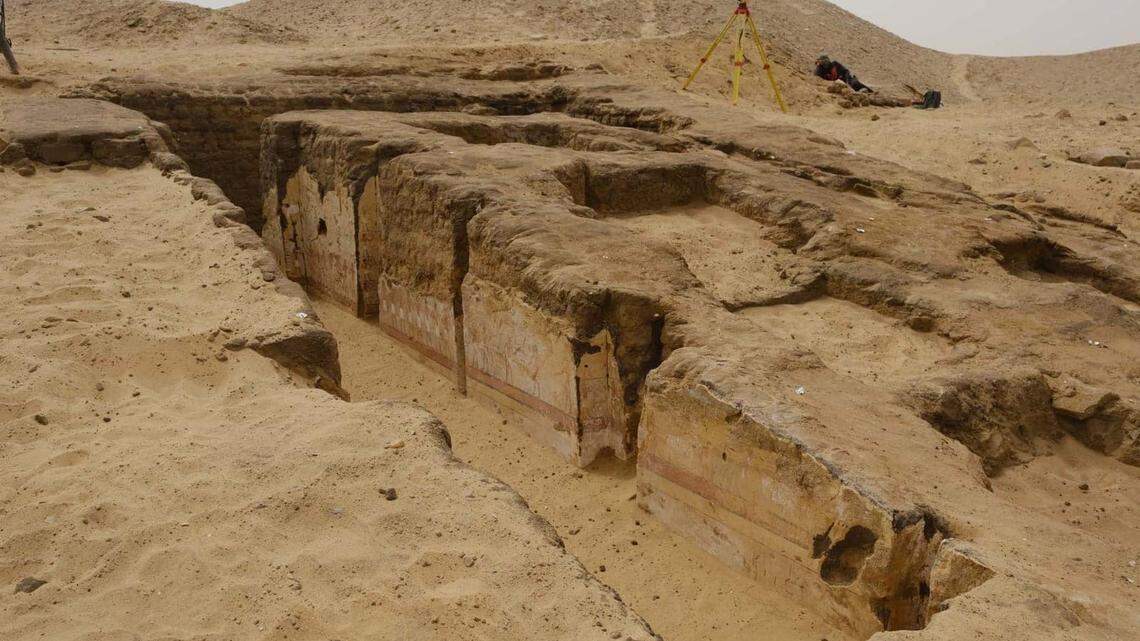 Archaeologists found an ancient mud brick tomb with “wonderful” decorations near the pyramids in Dahshūr, photos show.