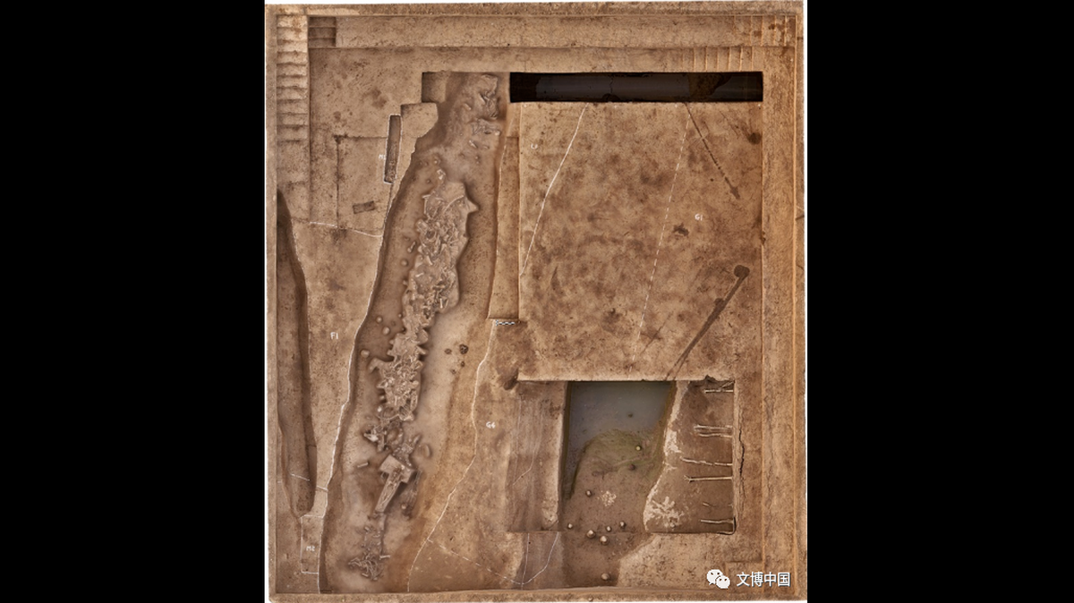 Archaeologists in Anyang found a large sacrificial pit from 3,000 years ago with human skeletons and animal bones, photos show.