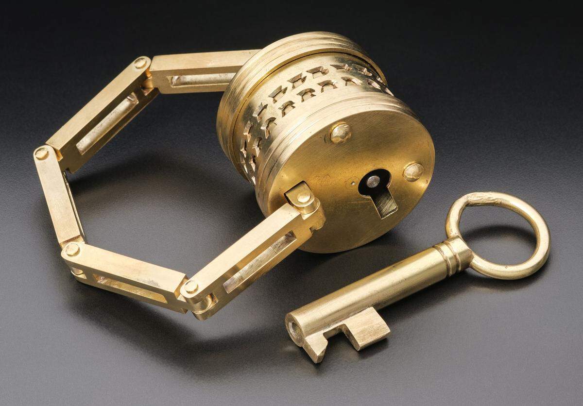 A close-up photo shows a full reconstruction of the ancient Roman lock found in Petershagen.