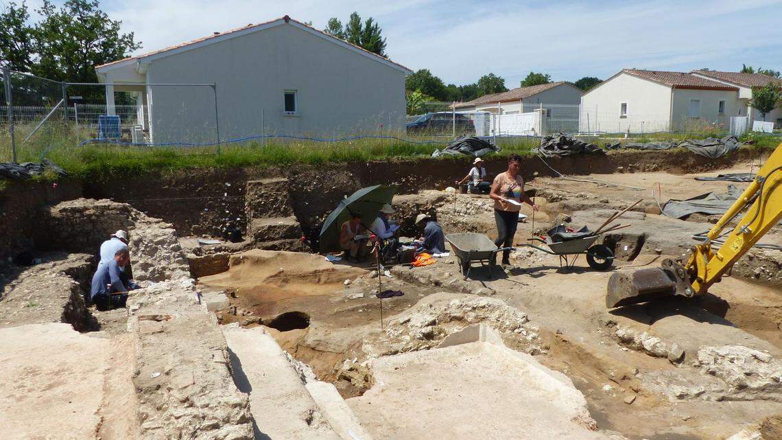 Archaeologists excavated a rare Roman military site in Villeneuve-sur-Lot and uncovered a roughly 1,900-year-old thermal bath complex, photos show.