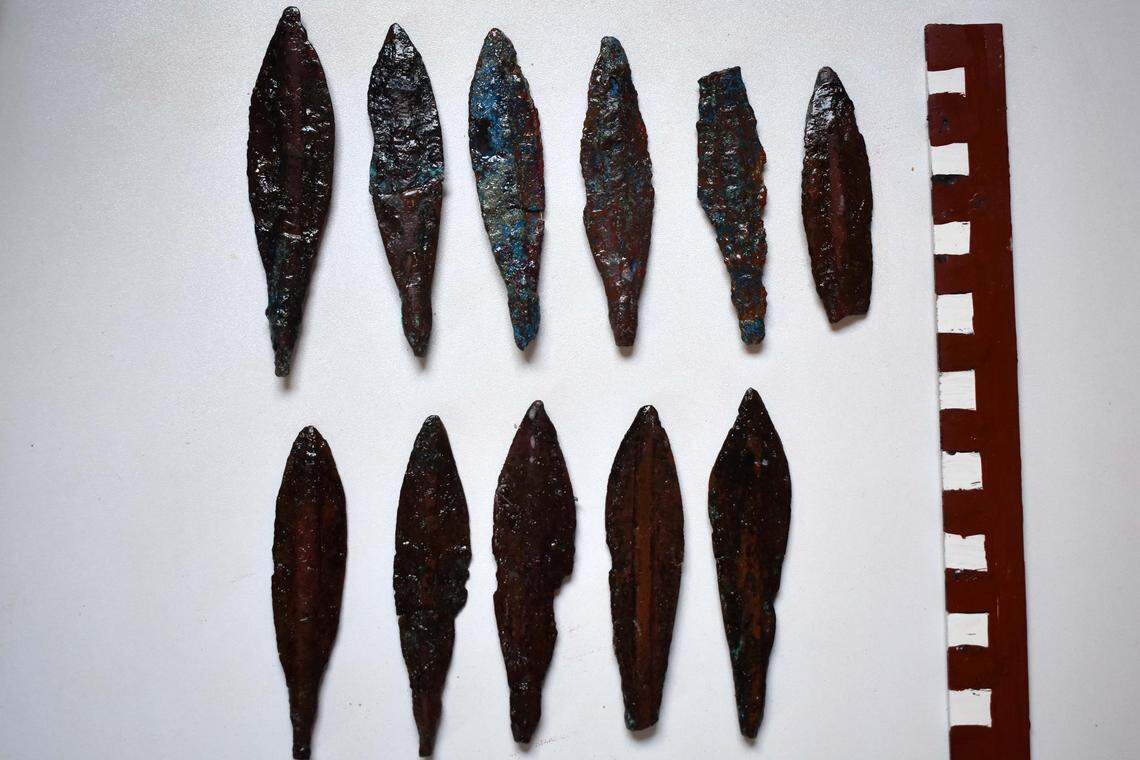 Some ancient arrowheads found in a military leader’s tomb in Ismailia Governorate.