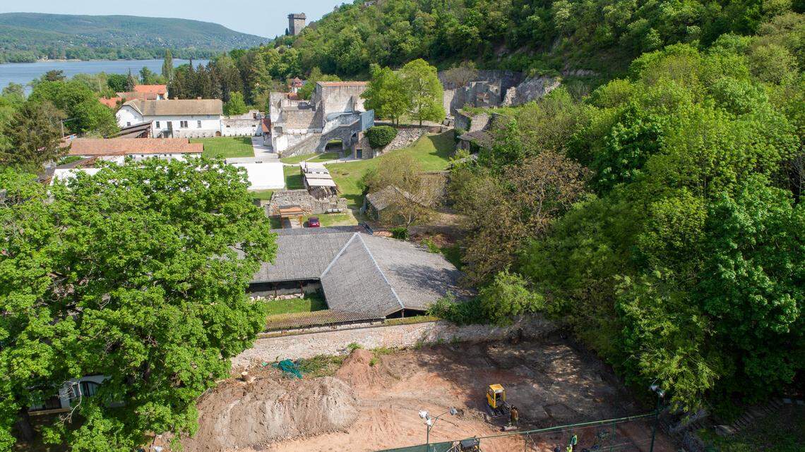 Archaeologists excavating near Visegrád castle found church ruins and traces of a deadly clash from the 1500s under a tennis court, photos show.