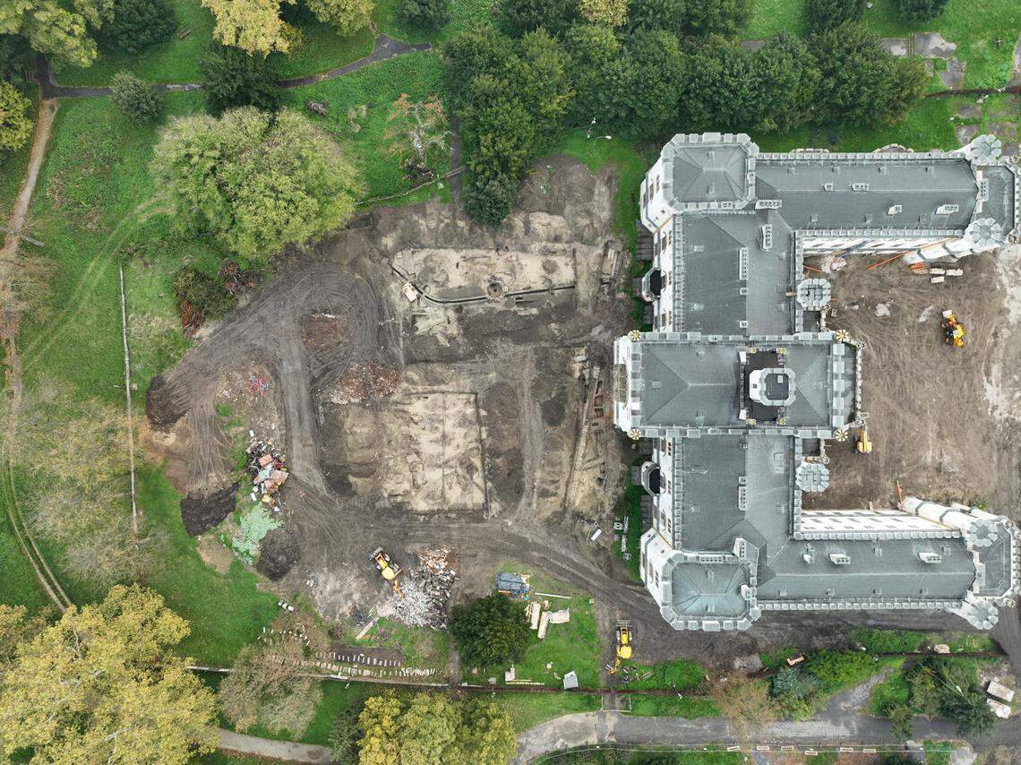 An aerial photo shows Rusovce Mansion during excavations. The ancient Roman aqueduct is visible and looks like a drinking straw-shaped line near the upper edge of the excavation area.